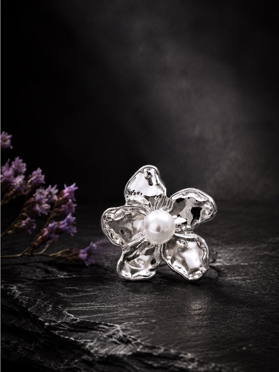 Jewelry - Silver tone elegant Floral Pearl Statement Ring